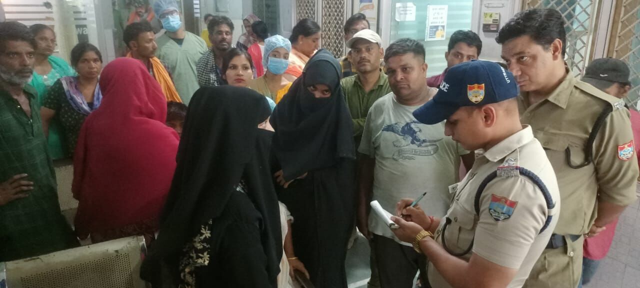 Ramnagar News: गुस्सैल पति ने पत्नी को तेजाब से नहलाया, घटना के बाद पति हुआ फरार