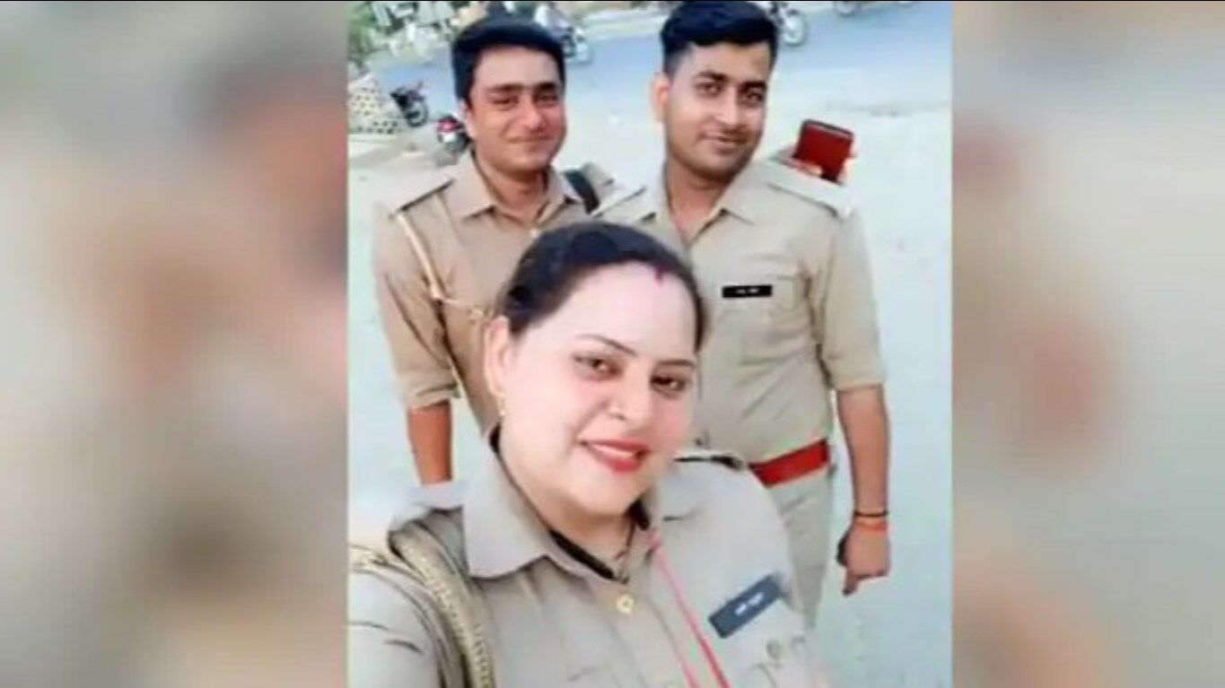 Viral News: महिला कांस्टेबल ने वर्दी में दो पुरुष सिपाहियों संग बनाई REEL, वीडियो वायरल होने पर तीनों पुलिसकर्मी सस्पेंड