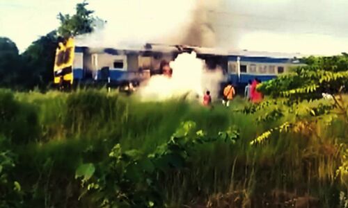 Bihar News : भेलवा रेलवे स्टेशन के पास बड़ा हादस, ट्रेन के इंजन में आग लगने से मची अफरातफरी Bihar News : भेलवा रेलवे स्टेशन के पास बड़ा हादस, ट्रेन के इंजन में आग लगने से मची अफरातफरी