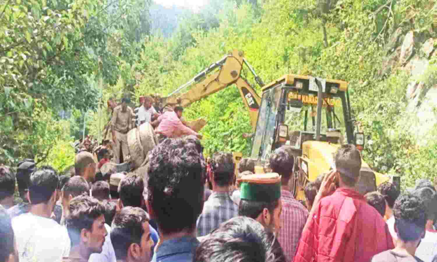 Himachal Pradesh News : कुल्लू में 200 मीटर नीचे सैंज घाटी में गिरी बस, स्कूली बच्चों समेत 12 से ज्यादा की मौत, अन्य घायल