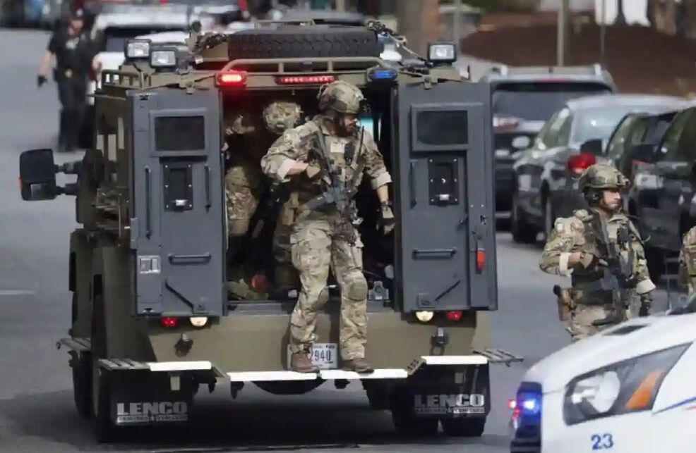 US Parade Shooting: अमेरिका में फ्रीडम डे परेड के दौरान अंधाधुंध फायरिंग, 9 लोगों की मौत, 57 लोग घायल US Parade Shooting: अमेरिका में फ्रीडम डे परेड के दौरान अंधाधुंध फायरिंग, 9 लोगों की मौत, 57 लोग घायल