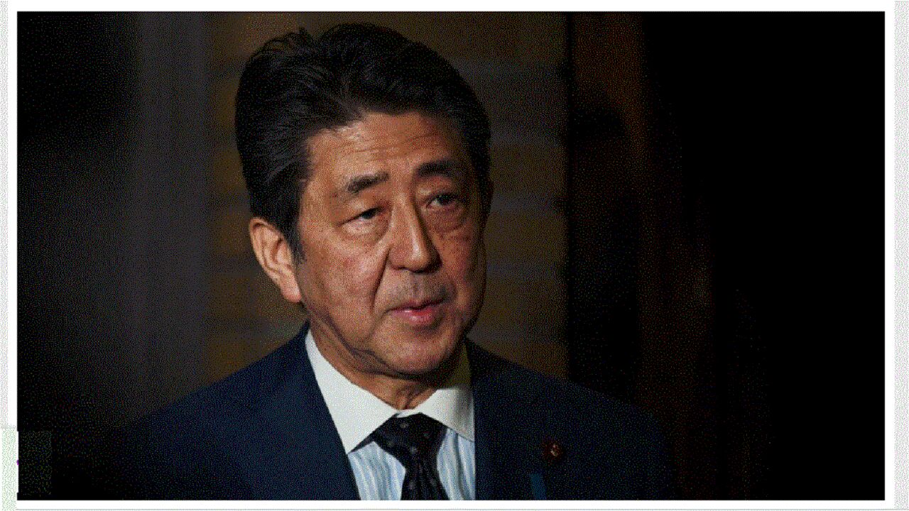 shinzo abe latest news : जापान के पूर्व पीएम को शिजो आबे को एंबुलेंस से तत्‍काल अस्‍पताल ले जाया गया है। आबे की हालत गंभीर बताई जा रही है।