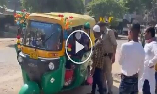 Fatehpur News: 3 सीटर ऑटो रिक्शा में 27 सवारियां देख पुलिस के होश उड़ें- वायरल हुआ वीडियो