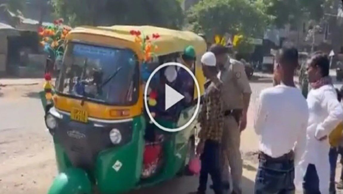 Fatehpur News: 3 सीटर ऑटो रिक्शा में 27 सवारियां देख पुलिस के होश उड़ें- वायरल हुआ वीडियो