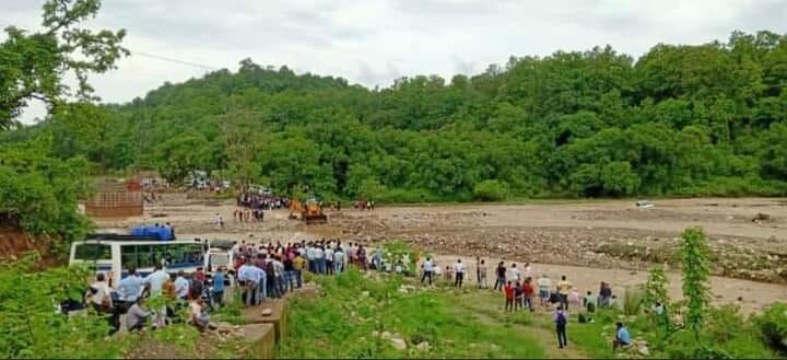 Ramnagar News: धनगढ़ी नाले में बही कार, अध्यापकों ने कार से कूदकर बचाई जान, चार घंटे थमी रही नेशनल हाइवे पर रफ्तार