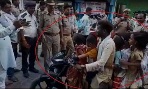 Auraiya Viral Video: सोशल मीडिया पर वायरल हुआ एक बाइक पर सात सवारी का वीडियो, यातायात व्यवस्था की फिर खुली पोल