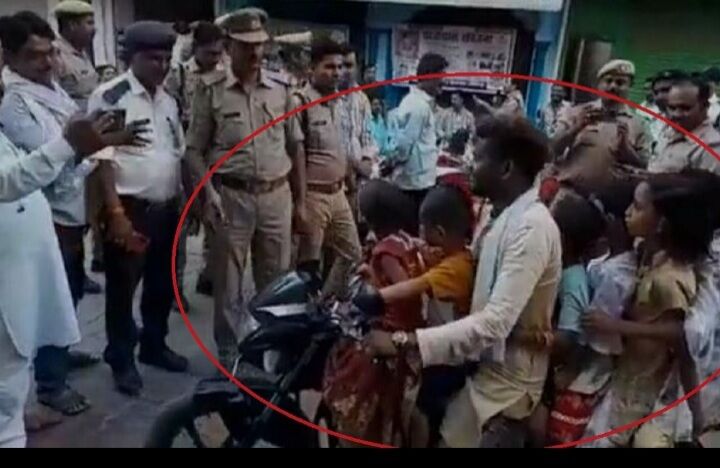 Auraiya Viral Video: सोशल मीडिया पर वायरल हुआ एक बाइक पर सात सवारी का वीडियो, यातायात व्यवस्था की फिर खुली पोल Auraiya Viral Video: सोशल मीडिया पर वायरल हुआ एक बाइक पर सात सवारी का वीडियो, यातायात व्यवस्था की फिर खुली पोल