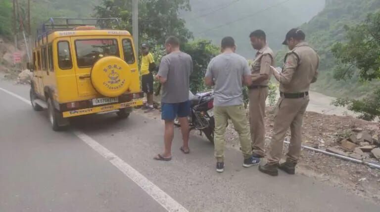 Rishikesh accident News: केदारनाथ से लौट रहे मेरठ के श्रद्धालुओं की कार खाई में गिरी, नहीं लगा किसी का कोई सुराग Rishikesh accident News: केदारनाथ से लौट रहे मेरठ के श्रद्धालुओं की कार खाई में गिरी, नहीं लगा किसी का कोई सुराग
