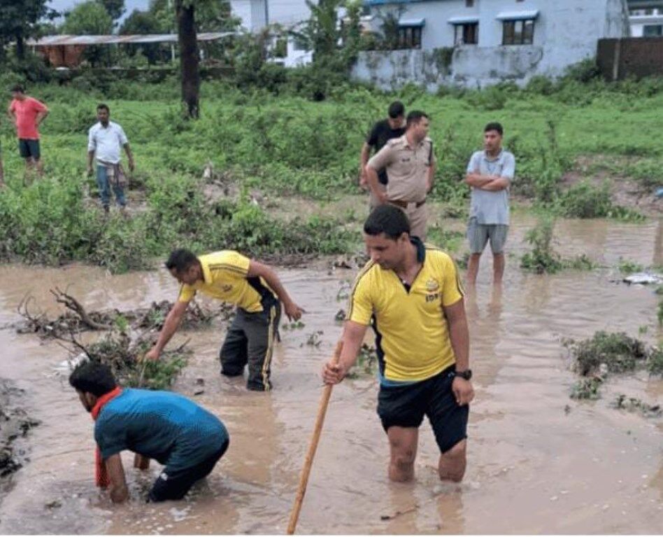 Dehradun News Today: बिहार के मजदूर की बच्चियां देहरादून के बरसाती नाले में बही, एक की बॉडी बरामद तो दूसरी की तलाश है जारी