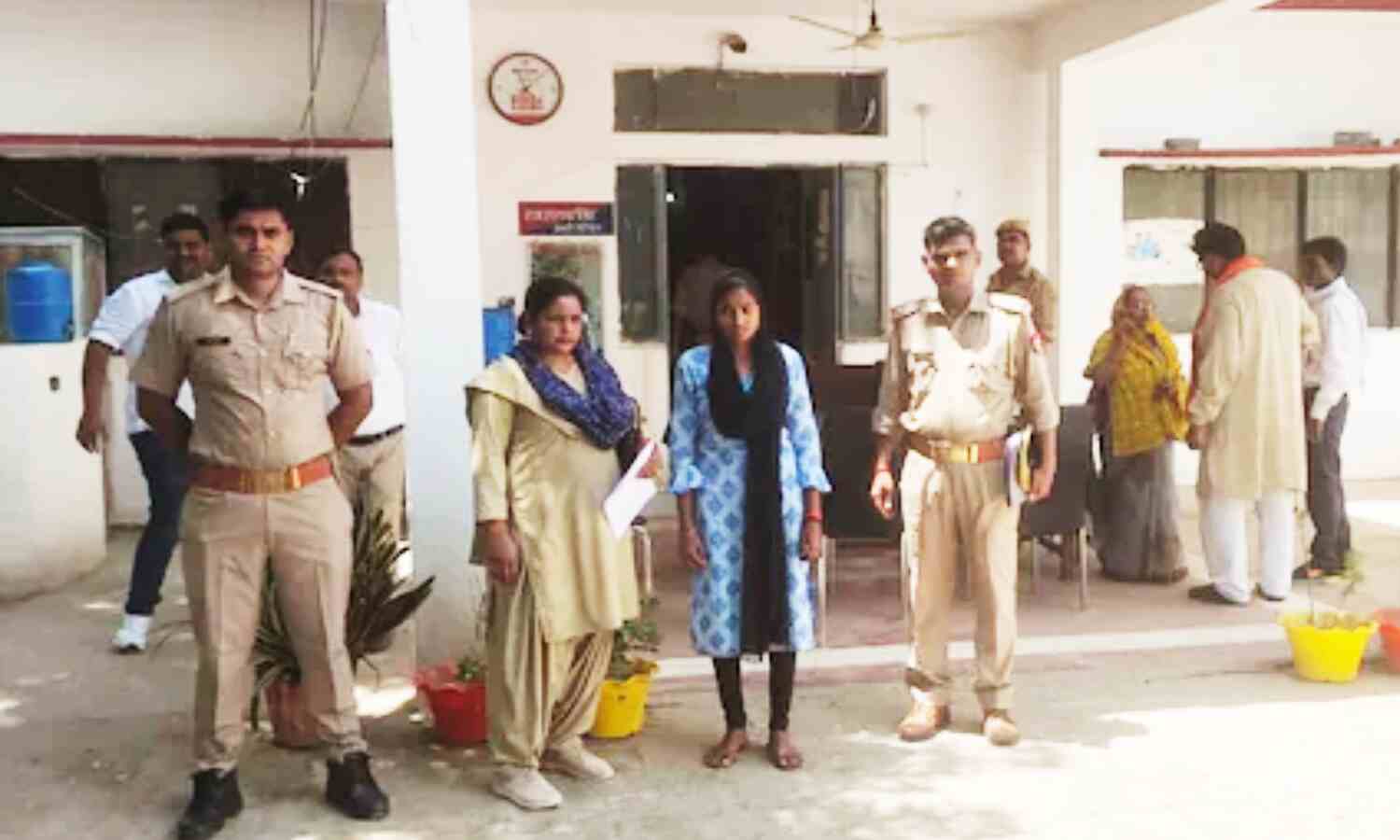 Uttar Pradesh News : पिता को मृत दिखाकर युवती ने पाई सरकारी नौकरी, डेढ़ साल बाद पुलिस ने किया गिरफ्तार