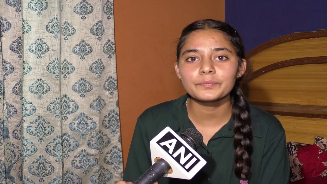 J&K News: उधमपुर की रीतिका शर्मा ने रच दिया इतिहास, 99.8% के साथ पास की 10वीं की परीक्षा
