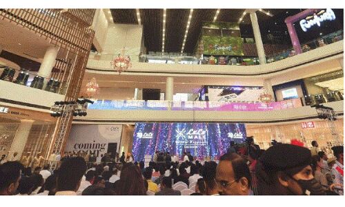 Lucknow News : Lulu Mall के बाहर बवाल, हिंदू महासभा का प्रदर्शन, 15 लोग हिरासत में