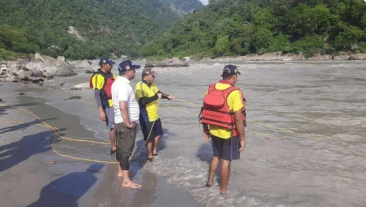 Dehradun News Today: दोस्त का जन्मदिन मनाने आए तीन किशोर गंगा में डूबे, बचाव दल पहुंचा मौके पर