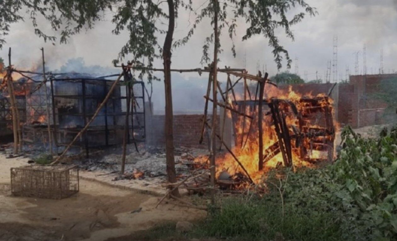 Kannauj News: मंदिर में मांस फेंकने के बाद आगजनी, कहीं फूंक दी मीट की दुकान तो कहीं तोड़ दी गई मूर्ति
