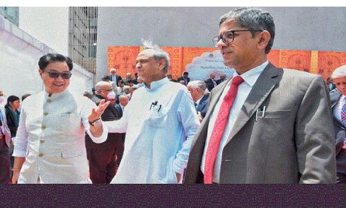 CJI एनवी रमना की मौजूदगी में पीएम पर बरसे गहलोत, कहा -  देश में तनाव का माहौल, वो मेरी नहीं सुनते, आप कुछ बोल सकते हैं 