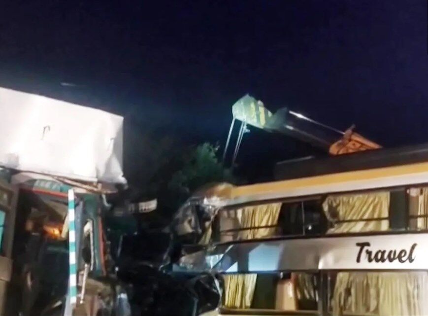 Rampur Road Accident: हाईवे पर ट्रक और बस की भीषण टक्कर, चालक समेत 5 की मौत, 22 घायल