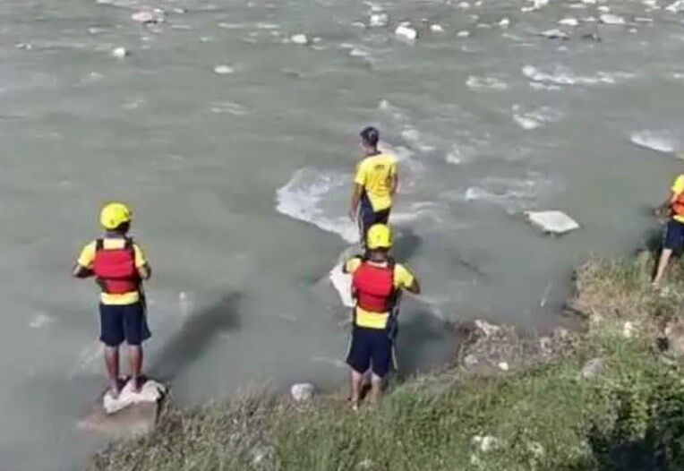 Bageshwar News भतीजी को बचाने लिए में चाची सरयू नदी में कूदी, दोनो हुई लापता