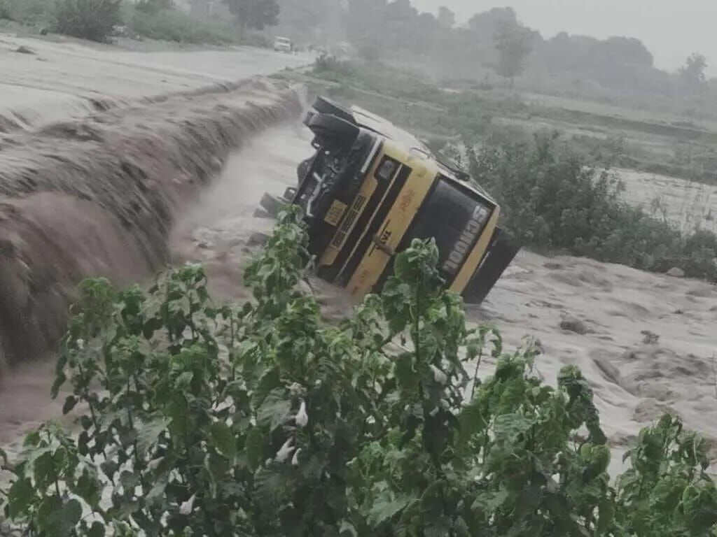 Champawat Viral Video: उत्तराखण्ड के मामूली नाले को भी न समझें मामूली, नाले में बस पलटने का लाइव वीडियो देखकर लें सबक Champawat Viral Video: उत्तराखण्ड के मामूली नाले को भी न समझें मामूली, नाले में बस पलटने का लाइव वीडियो देखकर लें सबक