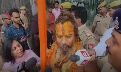 Lulu Mall Lucknow Controversy : जगद्गगुरू परमहंस दास लुलु मॉल का शुद्धिकरण करने लखनऊ पहुंचे, पुलिस ने हिरासत में लिया Lulu Mall Lucknow Controversy : जगद्गगुरू परमहंस दास लुलु मॉल का शुद्धिकरण करने लखनऊ पहुंचे, पुलिस ने हिरासत में लिया