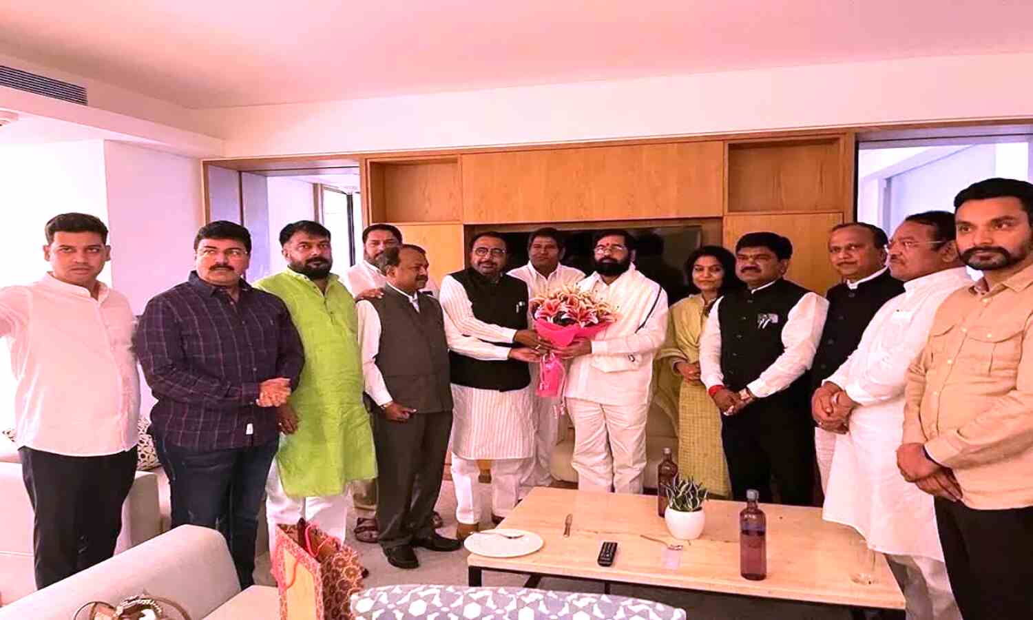 Maharashtra News : शिवसेना के 12 विधायकों के साथ संसद पहुंचे एकनाथ शिंदे, लोकसभा में शिंदे गुट को मिली मान्यता