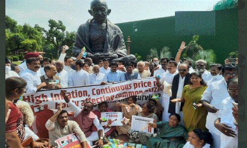 Monsoon session 2022 : महंगाई के खिलाफ लोकसभा में विपक्ष का हंगामा, राज्यसभा स्थगित