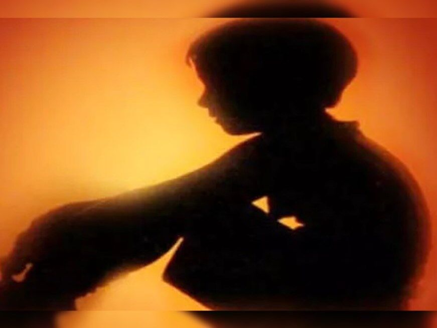 Bharatpur News : 7वीं का बच्चा हाजिरी नहीं बोल पाया मासूम पर अध्यापक ने बरपा दिया कहर, आरोपी भागा स्कूल छोड़कर