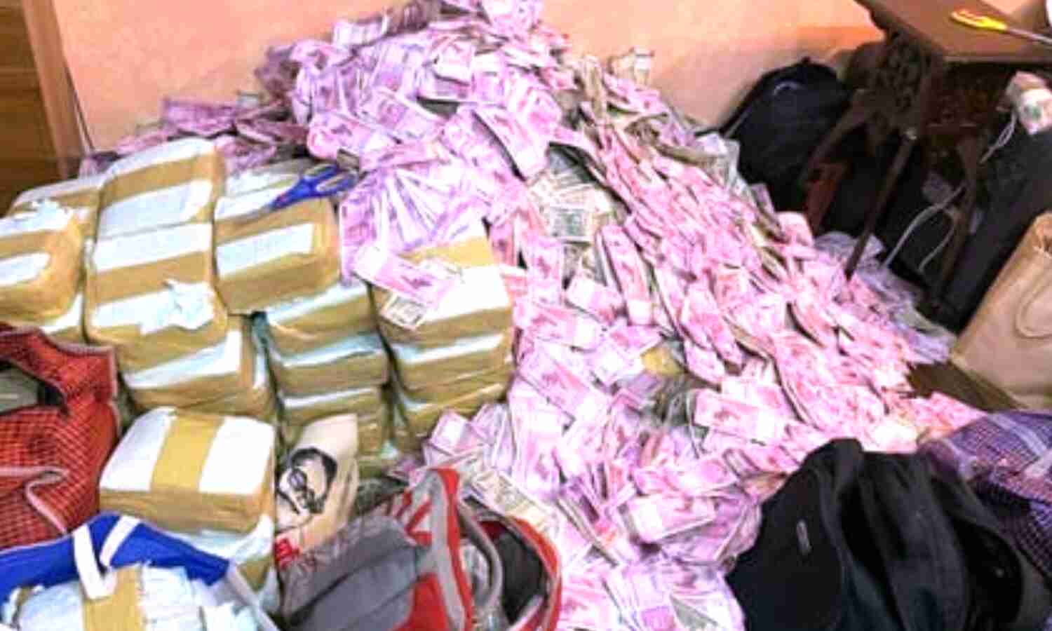 West Bengal News : ममता बनर्जी के मंत्री पार्थ चटर्जी की करीबी के घर पर ED का छापा, 20 करोड़ कैश बरामद