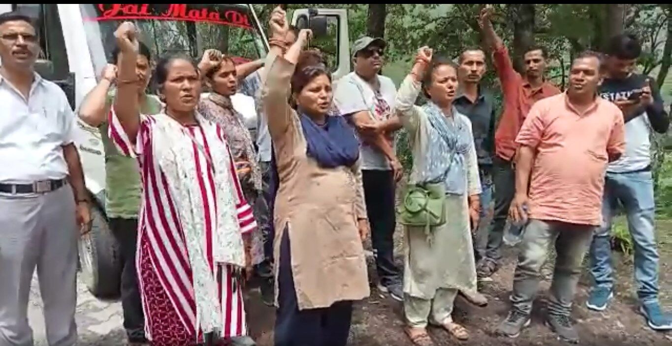 Dehradun News: उत्तराखंड में महिलाओं से घास के गट्ठर छीने जाने के खिलाफ हेलंग में 24 जुलाई को आंदोलन, पूरे प्रदेश से पहुंच रहे आंदोलनकारी