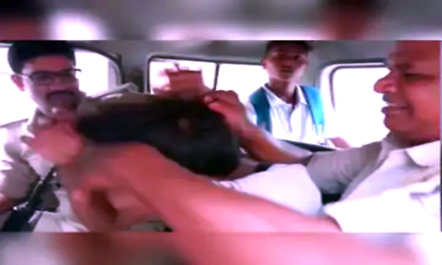 Bihar News : फोन चुराने के आरोप में पुलिस ने नाबालिग को बेरहमी से पीटा, सोशल मीडिया पर वीडियो वायरल