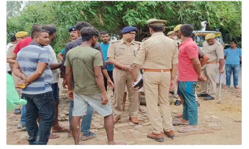 सीएम के गृह नगर गोरखपुर में सरकारी कर्मियों की गुंदागर्दी, विरोधियों पर की ताबड़तोड़ फायरिंग, 3 घायल, मौके पर पहुंची पुलिस सीएम के गृह नगर गोरखपुर में सरकारी कर्मियों की गुंदागर्दी, विरोधियों पर की ताबड़तोड़ फायरिंग, 3 घायल, मौके पर पहुंची पुलिस