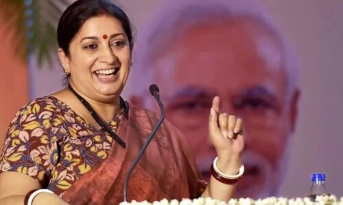 Smriti Irani News: अमेठी म़े कैबिनेट मंत्री स्मृति ईरानी, बेटी के कथित गैरकानूनी बार के पोस्टर लगाये गये
