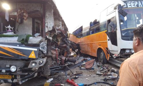 Purvanchal Expressway : Purvanchal Expressway पर बड़ा सड़क हादसा, बिहार से दिल्ली आ रही बसों की टक्कर में आठ की मौत