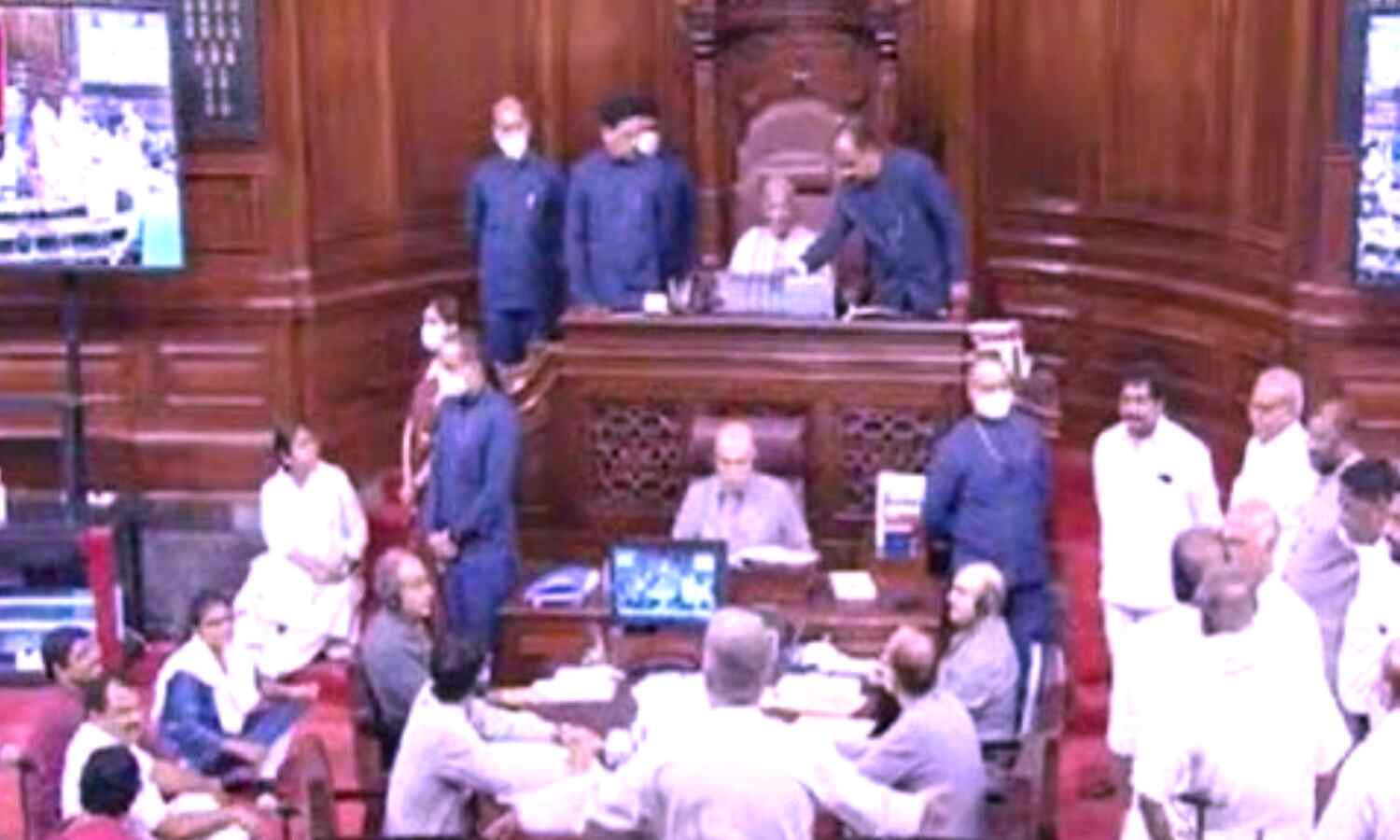 Monsoon Session : संसद में हंगामा करने पर राज्यसभा के 19 सांसद सस्पेंड, वेल में जाकर की थी नारेबाजी