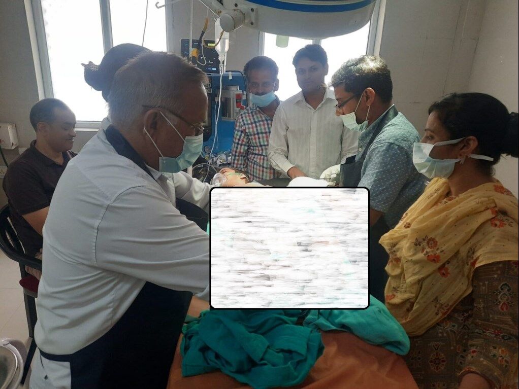 Agra News: 48 घंटे में हार गई मासूम जिंदगी, आवारा कुत्तों ने नोंचा था, परिजनों का आरोप गलत इंजेक्शन लगाने से हुई मौत