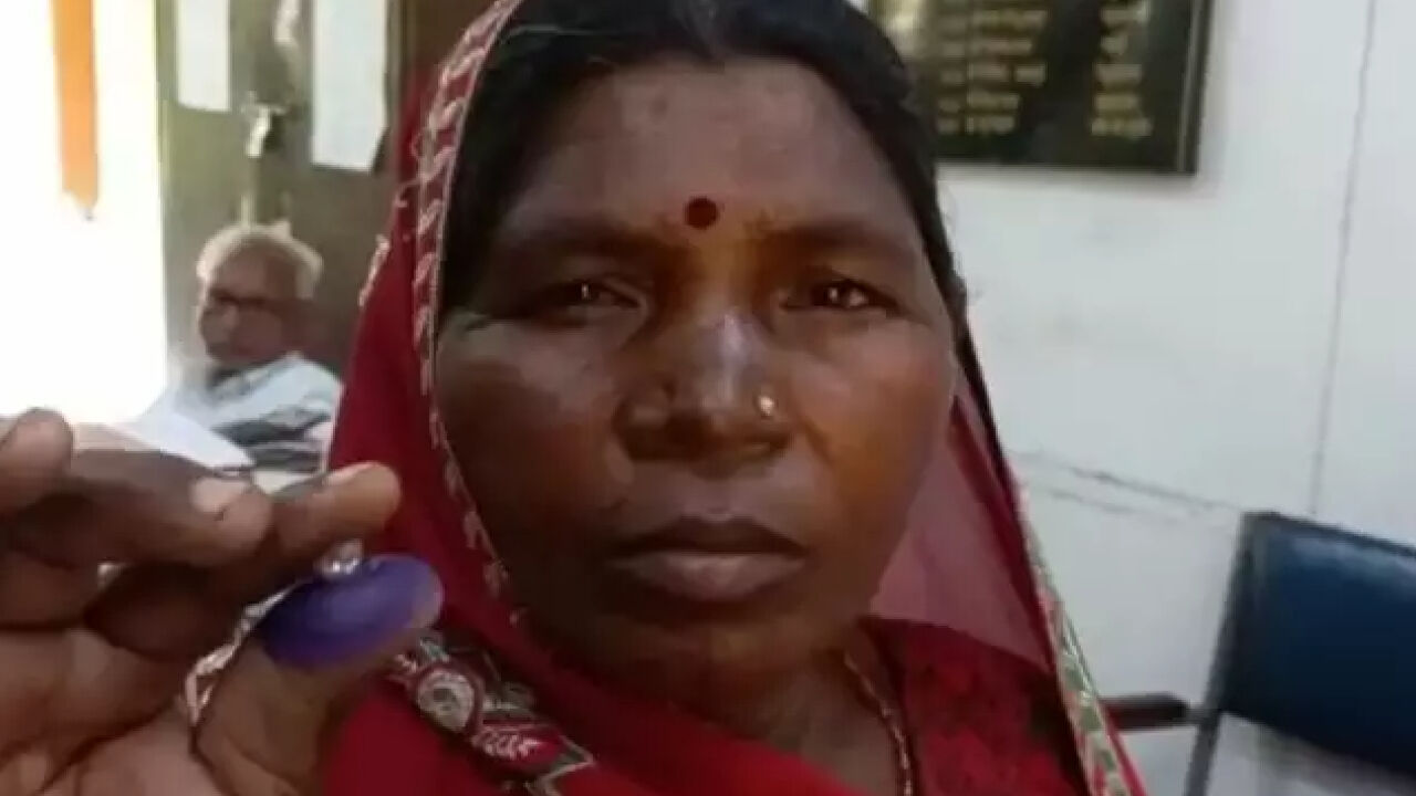 आदिवासी महिला को रास्ते में गिरा मिला 20 लाख रुपये का हीरा,  महिला ने हिरे को सरकारी कार्यालय में जमा कराया