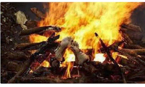 Shamshan mein lash vivad : जलती चिता पर पानी डालकर शव बाहर निकाला, सरपंच सहित 9 गिरफ्तार