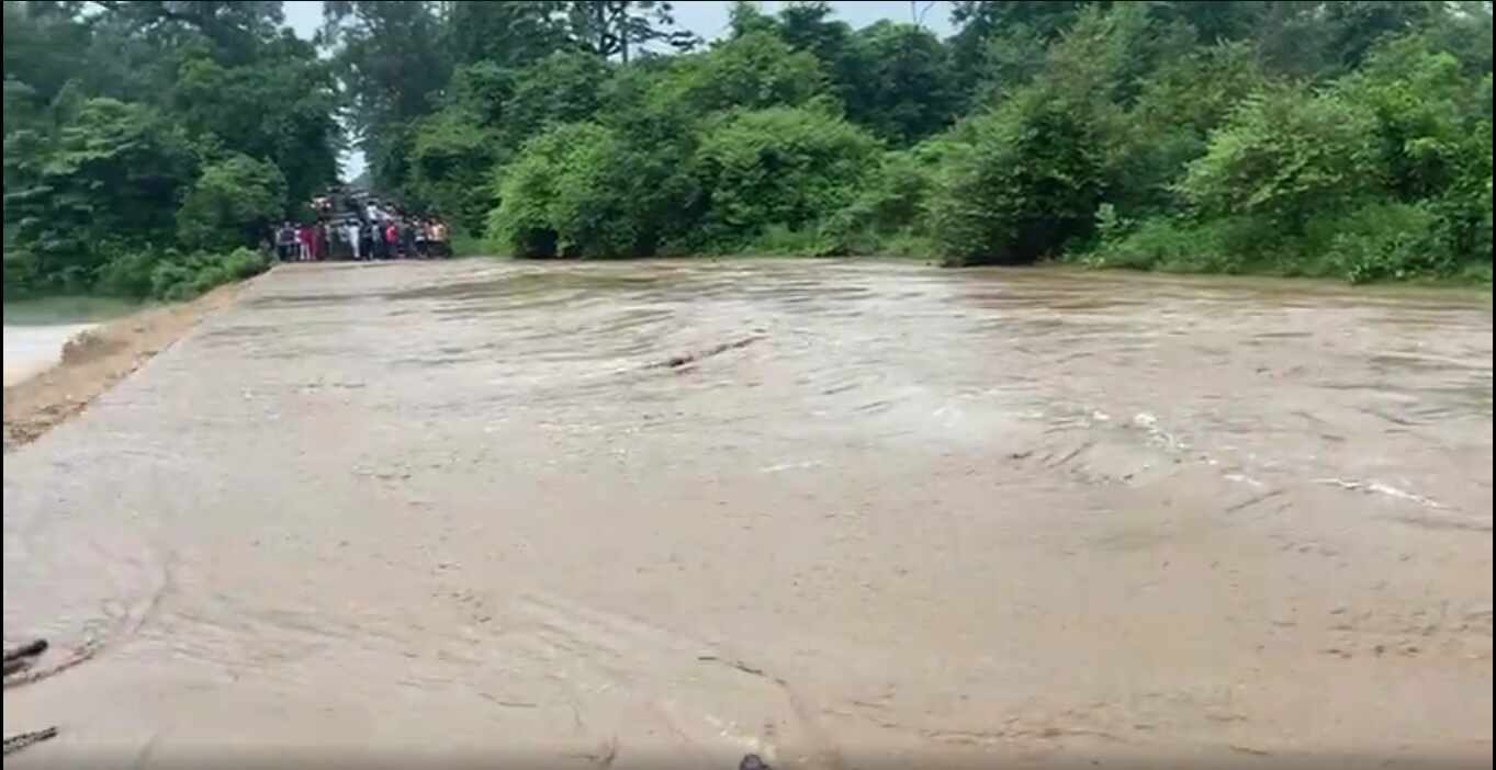 Uttarakhand Weather Update: कुमाउं से लेकर गढ़वाल तक हो रही है आसमान से आफत की बारिश, सड़क हुई लापता तो दरकने लगे पहाड़