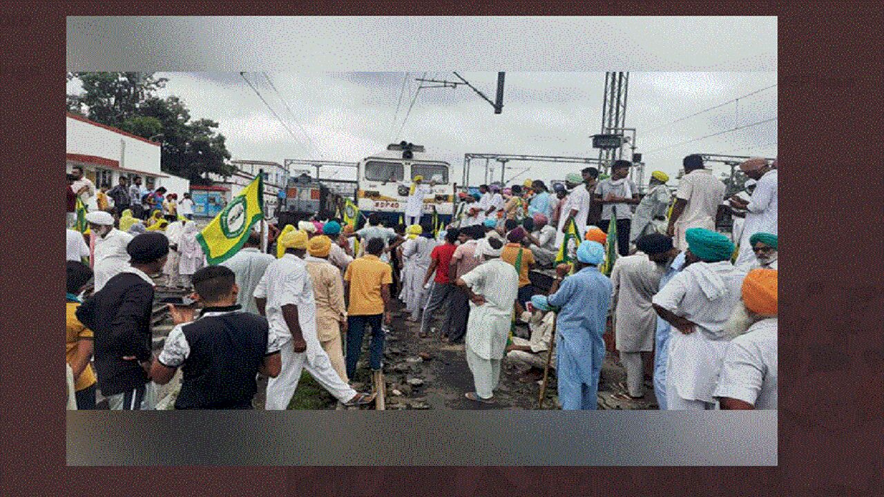 Punjab में अन्नदाता का फिर फूटा का गुस्सा, अमृतसर में रोकी रेल, मान सरकार को दी चेतावनी