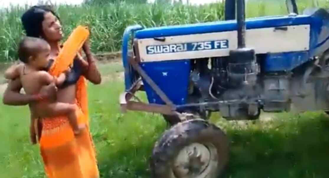 Gonda News: खेत को बचाने के लिए महिला ने ट्रैक्टर के आगे फेंक दी दुधमुंही बच्ची- जानें क्या है पूरा मामला