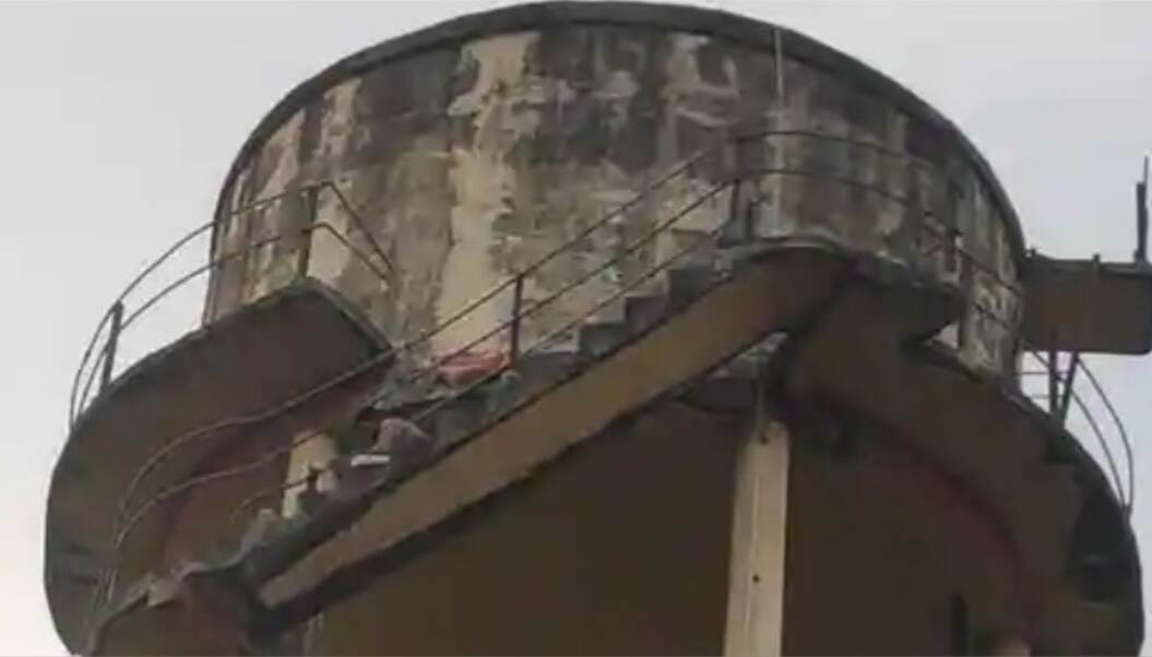 Lakhimpur Kheri News: पेट्रोल और माचिस लेकर टंकी पर चढ़ा- माशूका की मां के लिखित भरोसा देने पर नीचे उतरा युवक