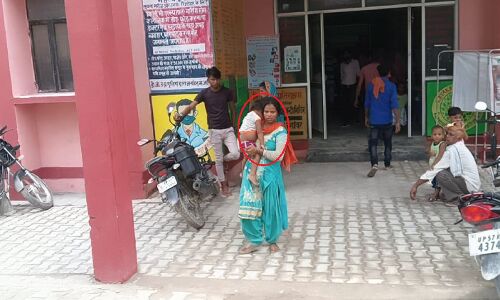 Tamkuhiraj News :  मर चुके बच्चे को कंधे पर लादकर ले जाना पड़ा मां को, अस्पताल वालों ने परिजनों को भी आने की नहीं दी मोहलत