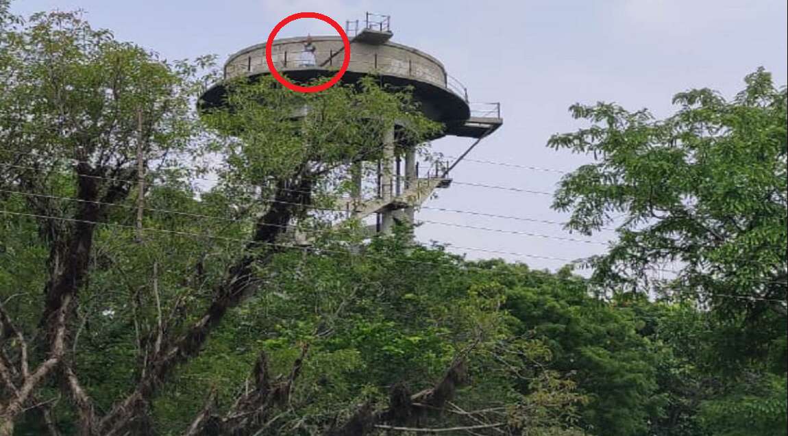 Hathras News: पानी की टंकी पर चढ़ी महिला, बोली- पालिका का बाबू मांगता है रिश्वत