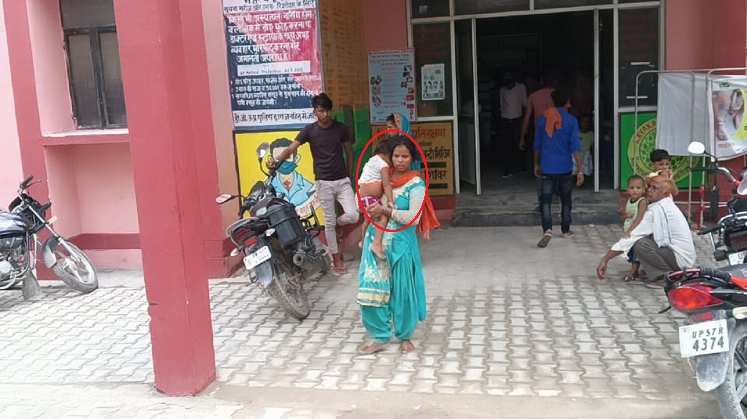 Tamkuhiraj News :  मर चुके बच्चे को कंधे पर लादकर ले जाना पड़ा मां को, अस्पताल वालों ने परिजनों को भी आने की नहीं दी मोहलत