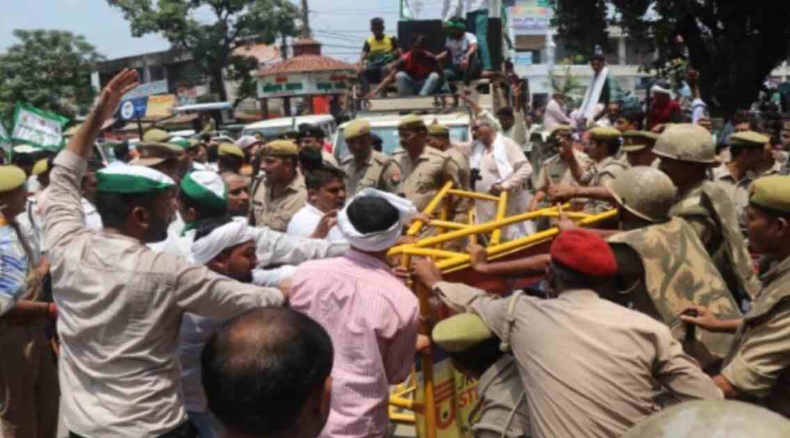 Bijnor News:  सरकार की वादा खिलाफी से नाराज सैकड़ों किसान कलक्ट्रेट पहुंचे-पुलिस के रोकने पर की धक्का मुक्की