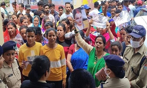 Champawat news : चंपावत में प्रसूता के इलाज में लापरवाही बरतने से हुई मौत, CRPF जवान पति ने लगाये अस्पताल के डाॅक्टरों पर गंभीर आरोप