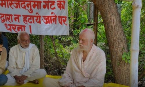 Pratapgarh News, Pratapgarh samachar: कुंडा के बाहुबली विधायक के पिता उदय प्रताप सिंह धरने पर बैठे- मुहर्रम का गेट हटाने की मांग