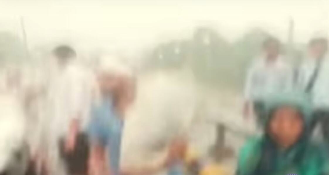 Prayagraj News: 14 साल के बेटे का शव कंधे पर लादकर पिता 25 किलो मीटर पैदल चलकर घर पहुंचा