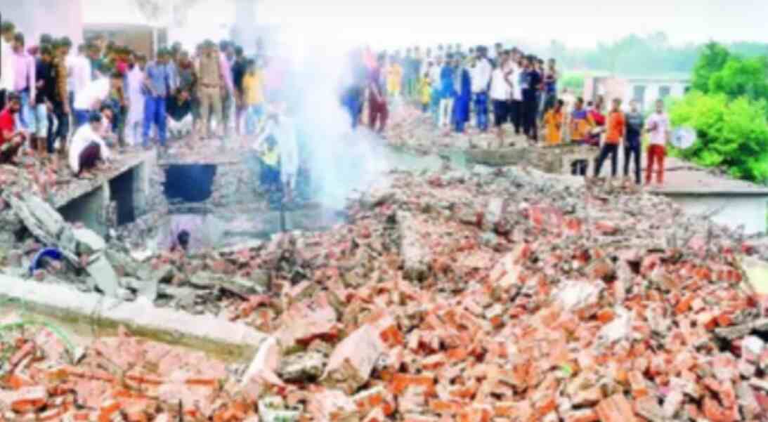Pilibhit News: पटाखा विस्फोट से मकान जमीदोंज- तीनों बेटियों की मौत