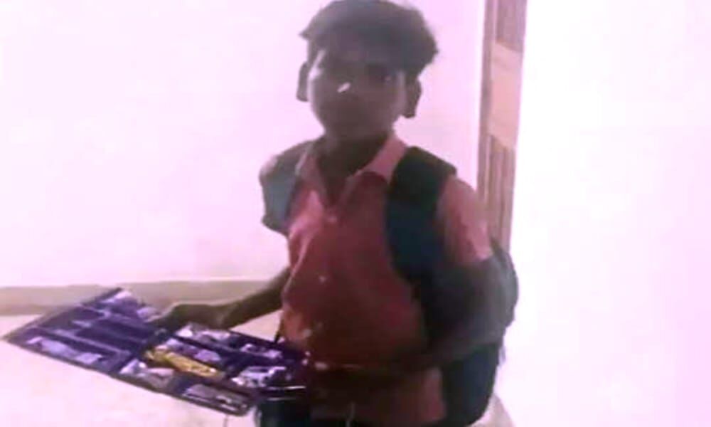 पिता हुए हादसे का शिकार तो 7 साल का बेटा बना जोमाटो का डिलीवरी ब्यॉय, सोशल मीडिया पर वायरल हुआ वीडियो