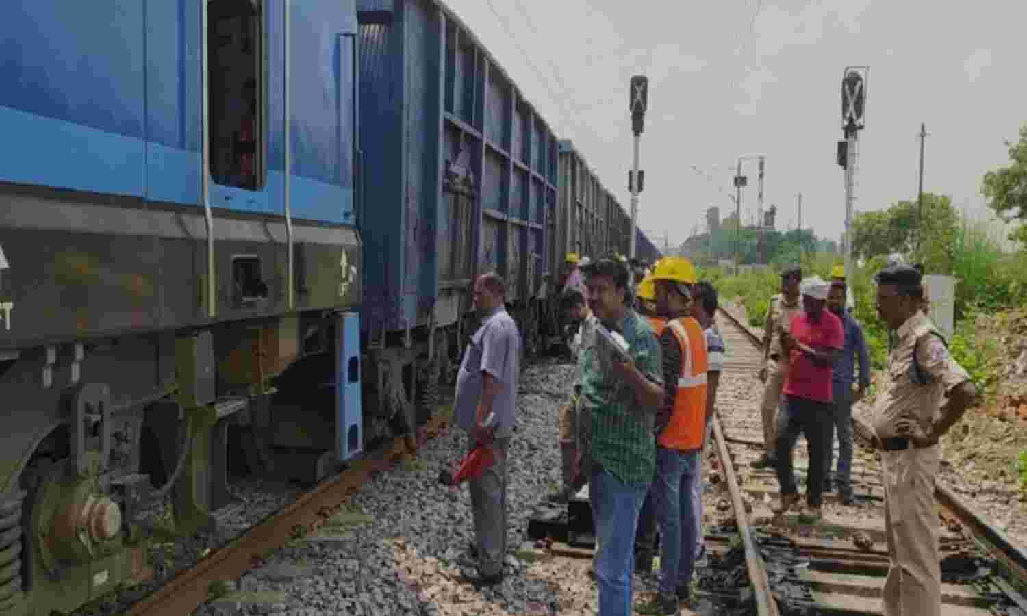 Fatehpur News : मालगाड़ी का वैगन बेपटरी, तीन घंटे खड़ी रही वंदे भारत